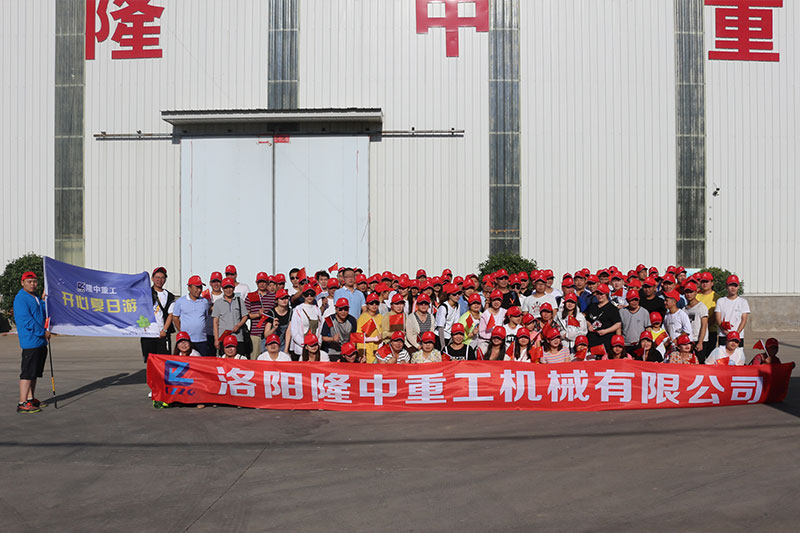 隆中全體在廠(chǎng)門(mén)口合影
