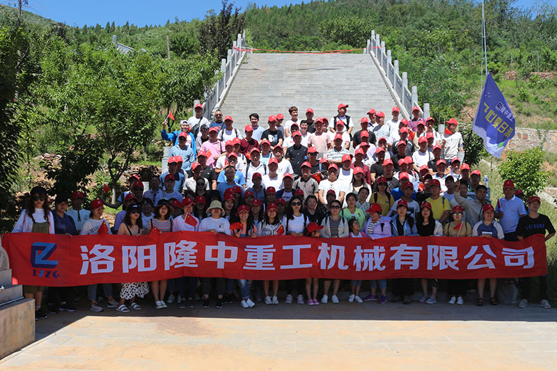 景區門(mén)口合照留念