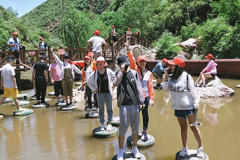 路邊或戲水、或合照的小伙伴